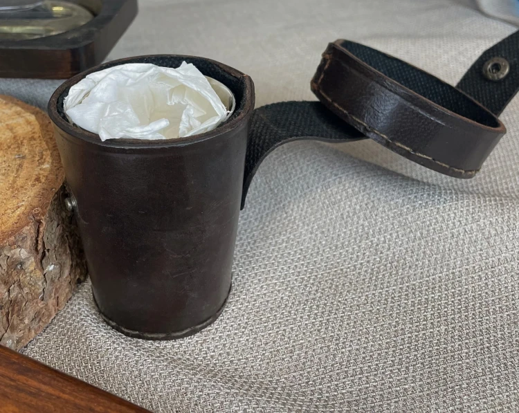 4 MOSIĘŻNE, NIKLOWANE KUBKI W ETUI SKÓRZANYM