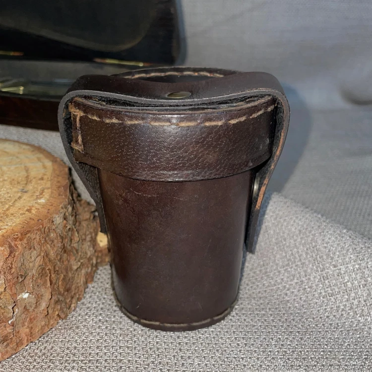 4 MOSIĘŻNE, NIKLOWANE KUBKI W ETUI SKÓRZANYM
