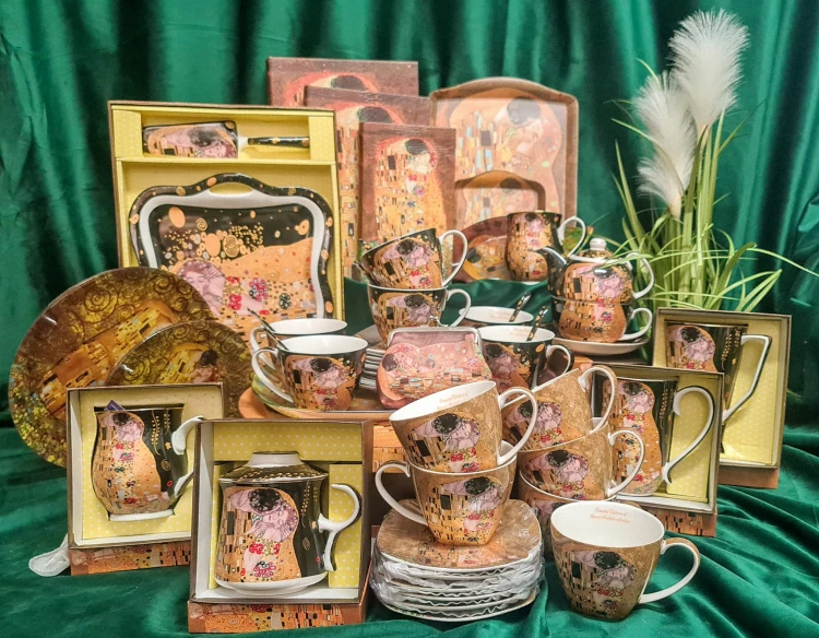 KUBEK Z ŁYŻECZKĄ KLIMT POCAŁUNEK CZARNY 400ML