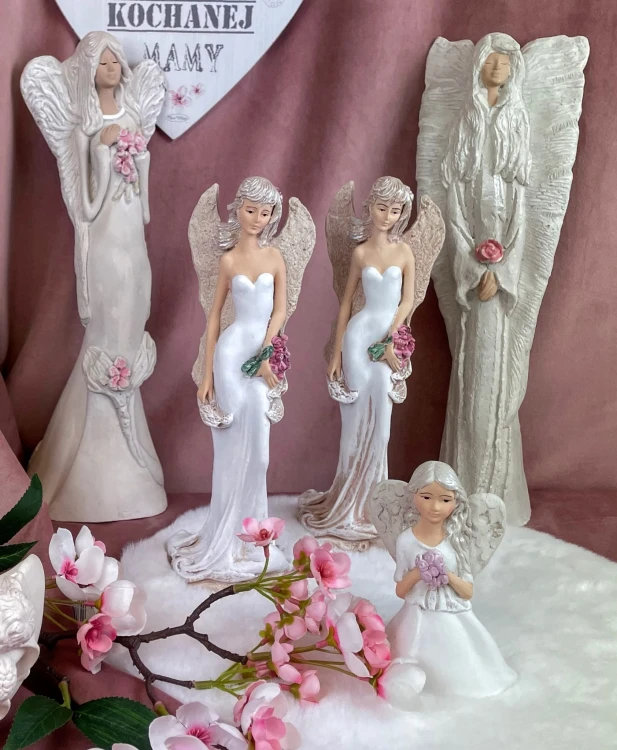 FIGURKA ANIOŁ DORIA Z KWIATAMI 13 CM