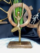 FIGURKA SPORTOWIEC Z DREWNIANĄ OBRĘCZĄ 27,5CM
