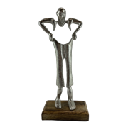 FIGURKA OSOBA TRZYMAJĄCA SPODNIE 29,5CM PREZENT