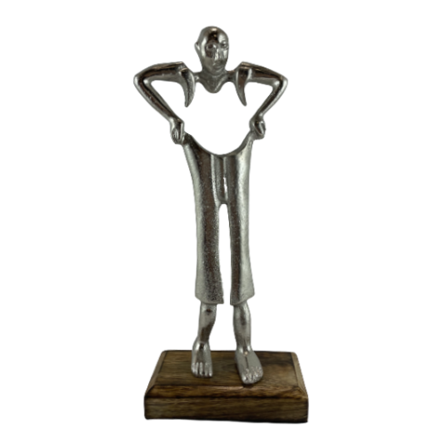 FIGURKA OSOBA TRZYMAJĄCA SPODNIE 29,5CM PREZENT