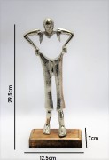 FIGURKA OSOBA TRZYMAJĄCA SPODNIE 29,5CM PREZENT