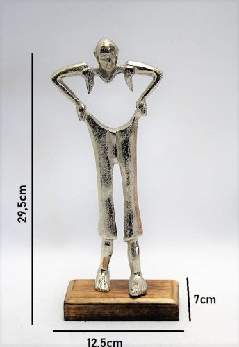 FIGURKA OSOBA TRZYMAJĄCA SPODNIE 29,5CM PREZENT