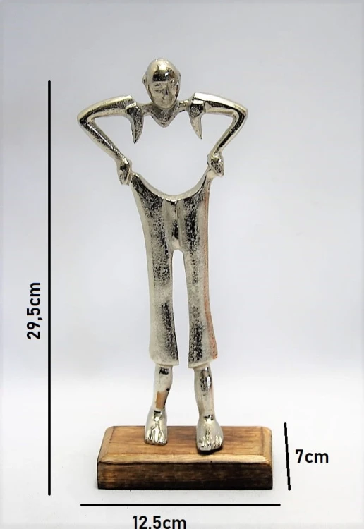 FIGURKA OSOBA TRZYMAJĄCA SPODNIE 29,5CM PREZENT