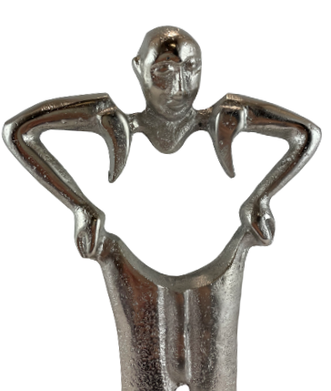 FIGURKA OSOBA TRZYMAJĄCA SPODNIE 29,5CM PREZENT
