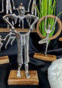 FIGURKA OSOBA TRZYMAJĄCA SPODNIE 29,5CM PREZENT