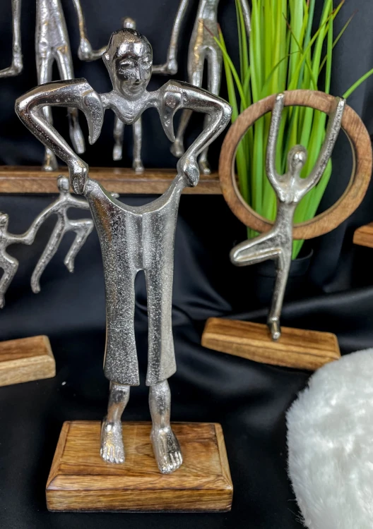FIGURKA OSOBA TRZYMAJĄCA SPODNIE 29,5CM PREZENT