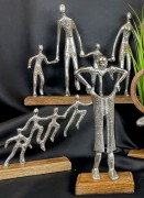 FIGURKA OSOBA TRZYMAJĄCA SPODNIE 29,5CM PREZENT