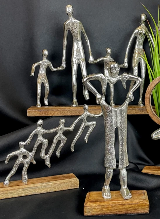 FIGURKA OSOBA TRZYMAJĄCA SPODNIE 29,5CM PREZENT