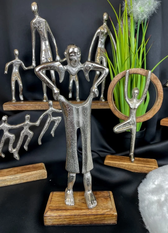 FIGURKA SPORTOWIEC Z DREWNIANĄ OBRĘCZĄ 27,5CM
