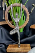 FIGURKA SPORTOWIEC Z DREWNIANĄ OBRĘCZĄ 27,5CM
