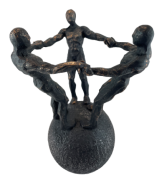 FIGURKA OSOBY NA KULI 26CM