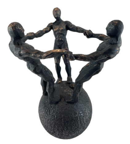 FIGURKA OSOBY NA KULI 26CM