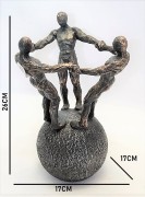 FIGURKA OSOBY NA KULI 26CM