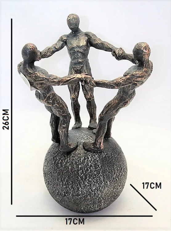 FIGURKA OSOBY NA KULI 26CM
