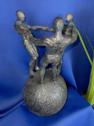 FIGURKA OSOBY NA KULI 26CM