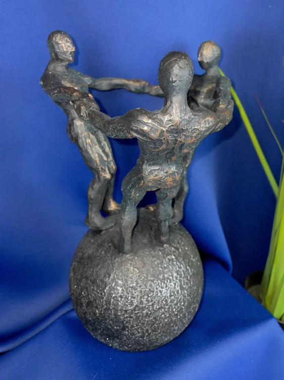 FIGURKA OSOBY NA KULI 26CM