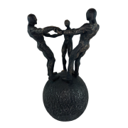 FIGURKA OSOBY NA KULI 26CM