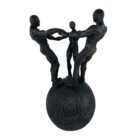 FIGURKA OSOBY NA KULI 26CM