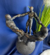 FIGURKA OSOBY NA KULI 26CM