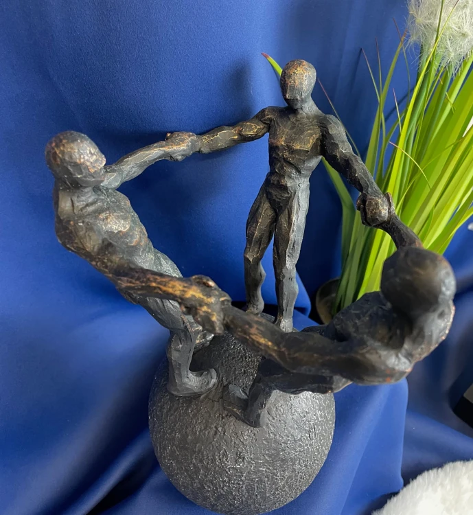 FIGURKA OSOBY NA KULI 26CM