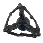 FIGURKA OSOBY NA KULI 26CM