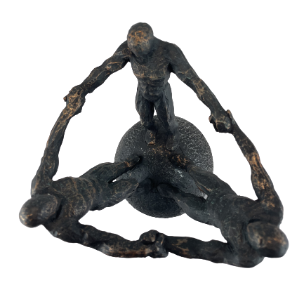 FIGURKA OSOBY NA KULI 26CM