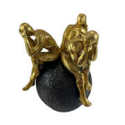 FIGURKA OSOBY NA KULI 19CM