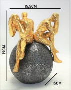 FIGURKA OSOBY NA KULI 19CM