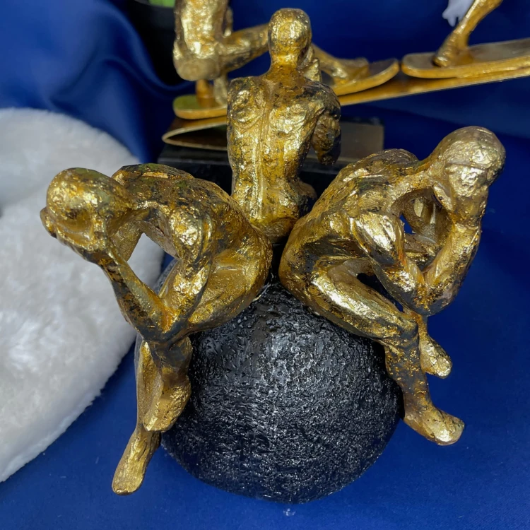 FIGURKA OSOBY NA KULI 19CM