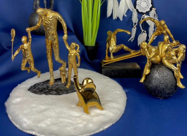 FIGURKA OSOBY NA KULI 19CM
