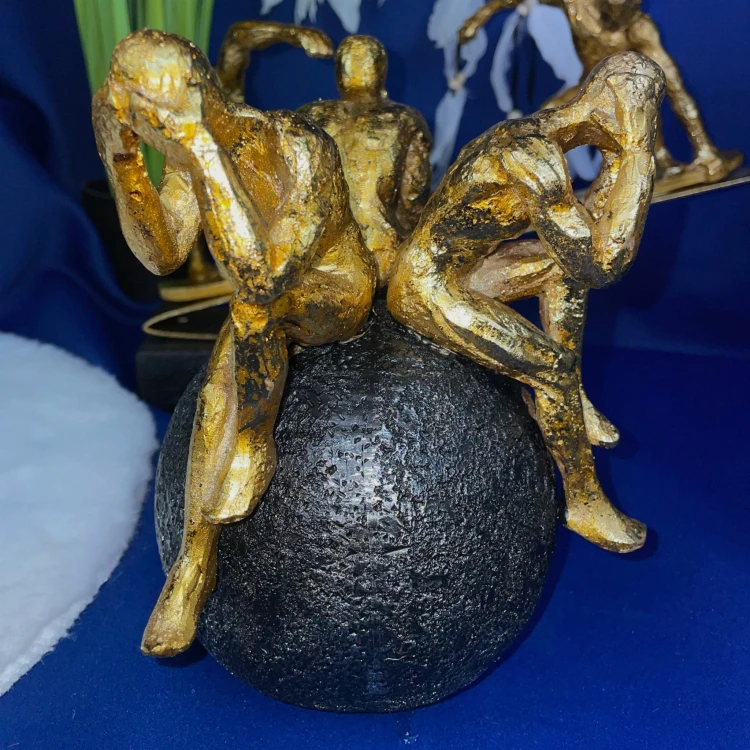 FIGURKA OSOBY NA KULI 19CM