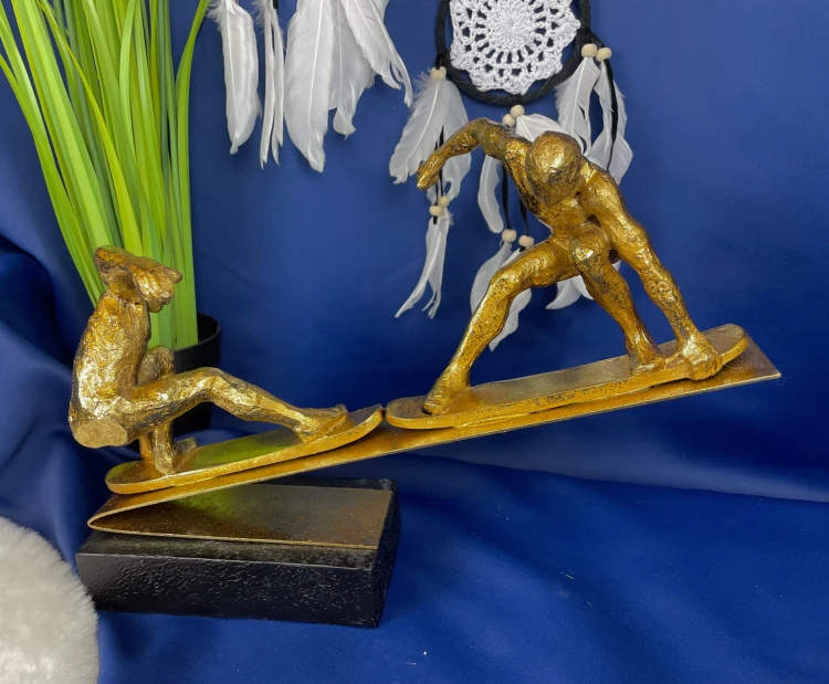 FIGURKA SPORTOWIEC NA DESCE 25,5CM
