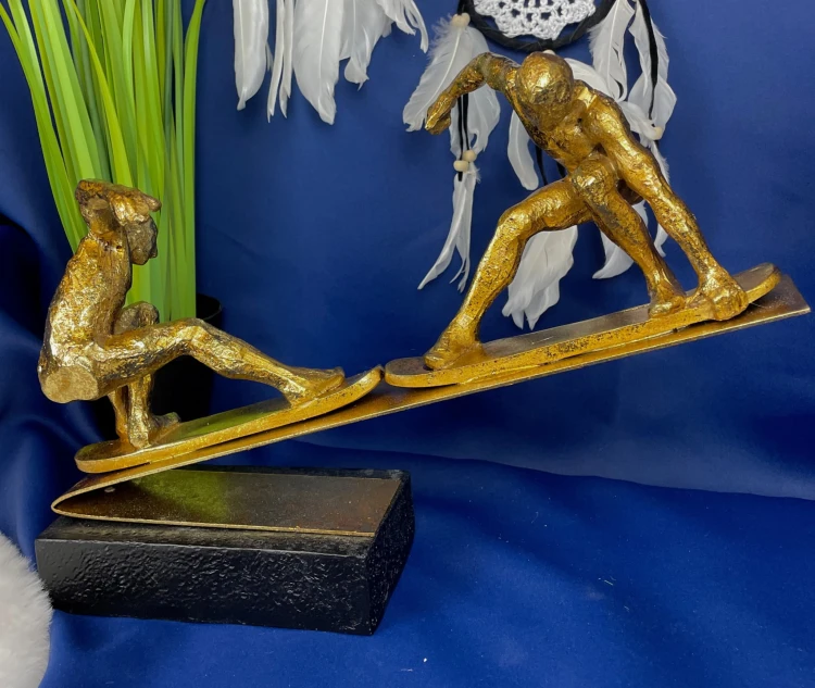 FIGURKA SPORTOWIEC NA DESCE 25,5CM