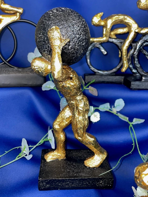 FIGURKA OSOBA NIOSĄCA KULĘ ATLAS 22CM