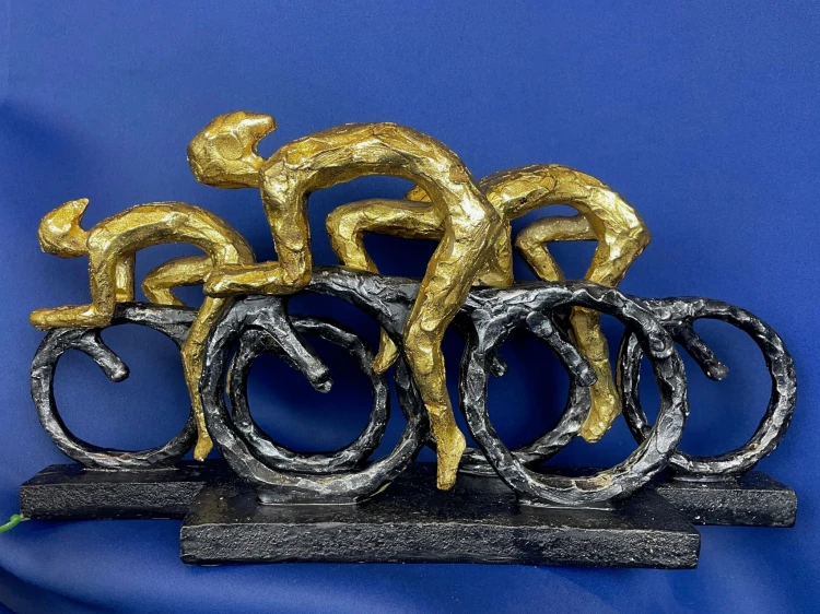 FIGURKA KOLARZE ROWERZYŚCI ZŁOTO CZERŃ 17CM
