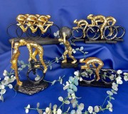 FIGURKA KOLARZE ROWERZYŚCI ZŁOTO CZERŃ 17CM