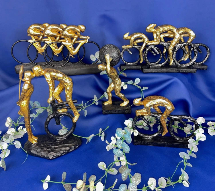 FIGURKA KOLARZE ROWERZYŚCI ZŁOTO CZERŃ 17CM