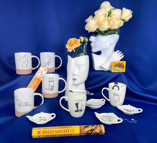 KUBEK CERAMICZNY BIAŁO - BEŻOWY Z KOTEM SIEDZĄCYM