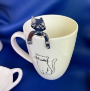PORCELANOWY KUBEK Z METALOWĄ ŁYŻECZKĄ