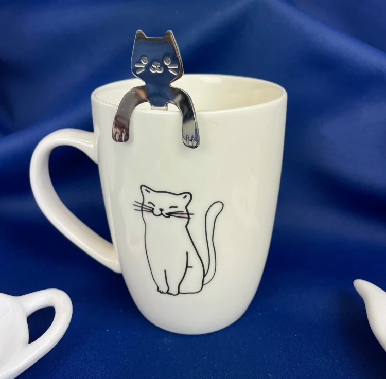 PORCELANOWY KUBEK Z METALOWĄ ŁYŻECZKĄ