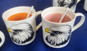KUBEK Z ŁYŻECZKĄ  ORZEŁ MIX KOLORÓW 300ML