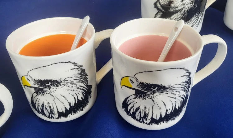 KUBEK Z ŁYŻECZKĄ  ORZEŁ MIX KOLORÓW 300ML