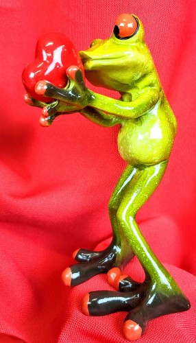 FIGURKA ŻABA STOJĄCA Z SERCEM 13,5CM