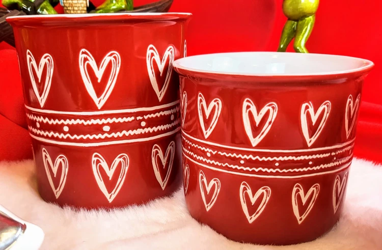 KUBEK CERAMICZNY Z SERDUSZKAMI CZERWONY 450ML