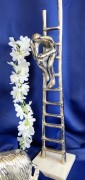 METALOWA FIGURKA NA KAMIENNEJ PODSTAWIE 54CM