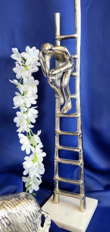 METALOWA FIGURKA NA KAMIENNEJ PODSTAWIE 54CM