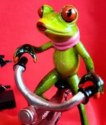FIGURKA PANI ŻABA NA CZERWONYM ROWERZE 16 cm
